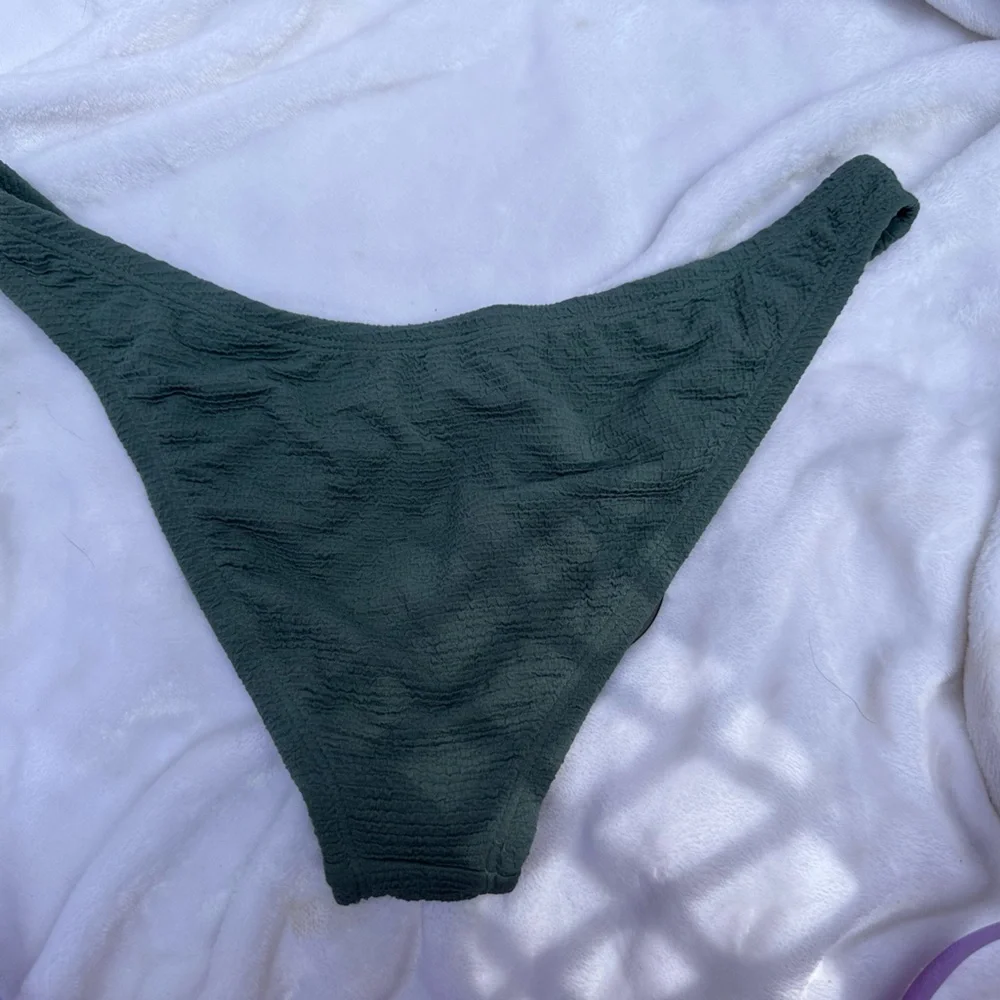 NWT Lulu’s bikini bottoms in gray/green.  Size Large.‎